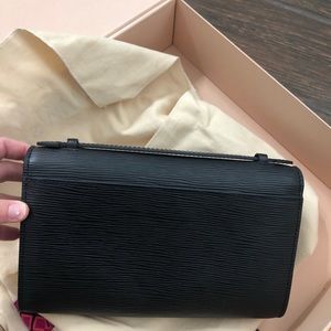 Louis Vuitton
Clery M54537 (159703) Black Leather Cross Body Bag